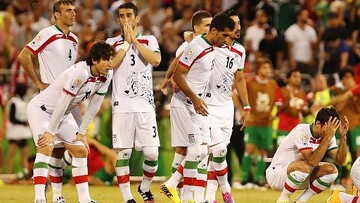 در انتظار شکار گربه سیاه قدیمی توسط یوزها