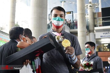 بازگشت قهرمانان پارالمپیک به وطن