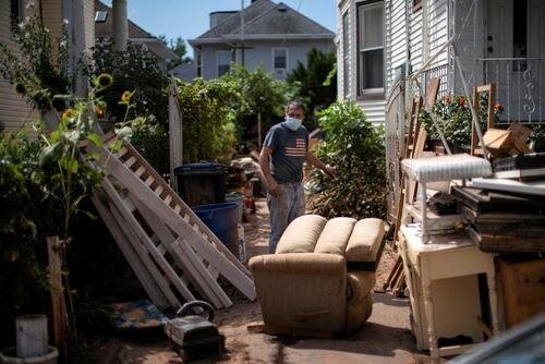 جمع و جور کردن وسایل آسیب دیده خانه پس از سیلاب شدید ناشی از توفان آیدا در شهر الیزابت ایالت نیوجرسی آمریکا