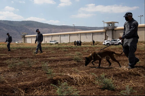 ماموران امنیتی اسراییلی در حال جستجو محل پس از فرار 6 زندانی فلسطینی با حفر تونل از یک زندان فوق امنیتی اسراییل
