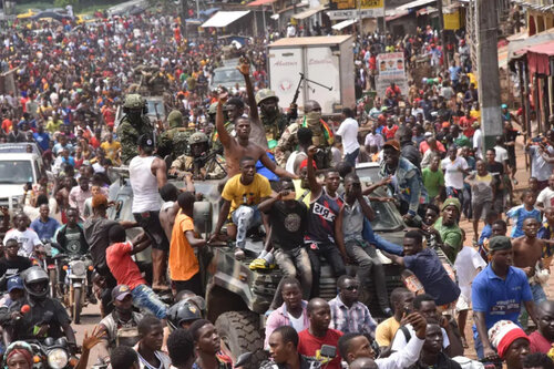 شادمانی مردم در پایتخت گینه پس از کودتای ارتش علیه رییس جمهوری گینه