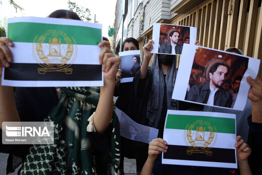 تجمع اعتراضی افغان‌های مقیم تهران در برابر سفارت پاکستان