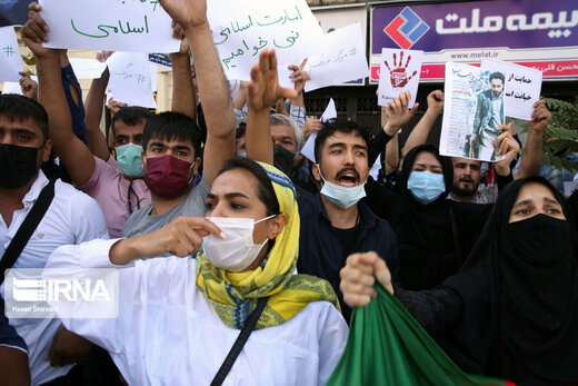تجمع اعتراضی افغان‌های مقیم تهران در برابر سفارت پاکستان