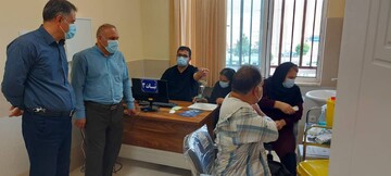 انتقاد مردم و وزیر بهداشت از شلوغی مراکز واکسیناسیون