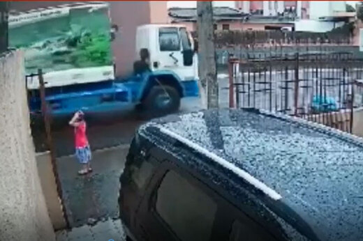 ببینید | واکنش حیرت‌انگیز یک رفتگر و نجات معجزه‌آسای جان یک کودک