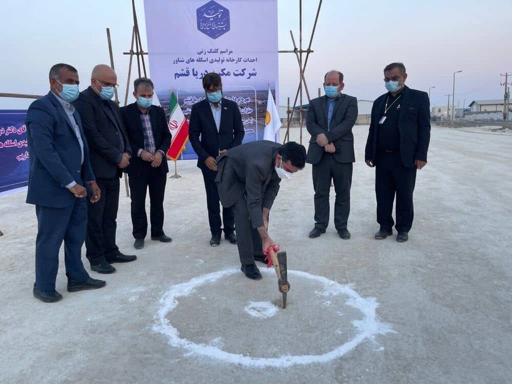 کلنگ ساخت دو شرکت تولیدی با اعتباری بالغ بر ۸۰۰ میلیارد ریال در قشم بر زمین زده شد