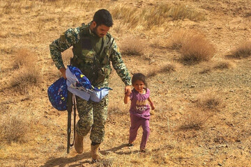 عکس| تصویری تلخ از پناه آوردن کودک افغان به تکاور ایرانی