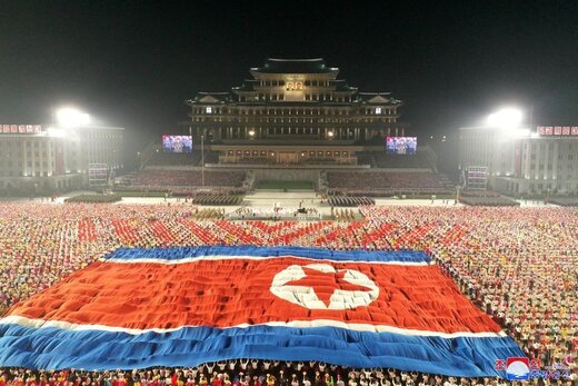 فریم به فریم رژه متفاوت روز ملی کره شمالی با لباس‌ محافظ و ماسک