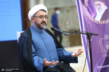 انتقاد کمساری از ارائه تصویر نادرست از امام برای نسل جوان/ هرکسی از ظن خودش امام را معرفی می کند