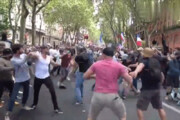 ببینید | لحظه کتک‌کاری و درگیری خیابانی وحشیانه و شدید در فرانسه!