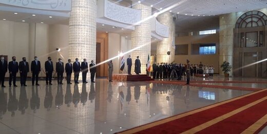استقبال رسمی رئیس‌جمهور از نخست وزیر عراق در ساختمان اجلاس سران 