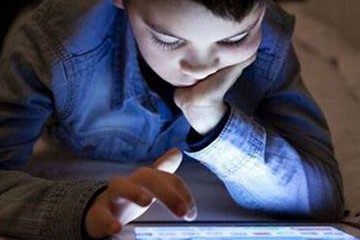 هشدار درباره ضعیف شدن چشم کودکان به خاطر موبایل 