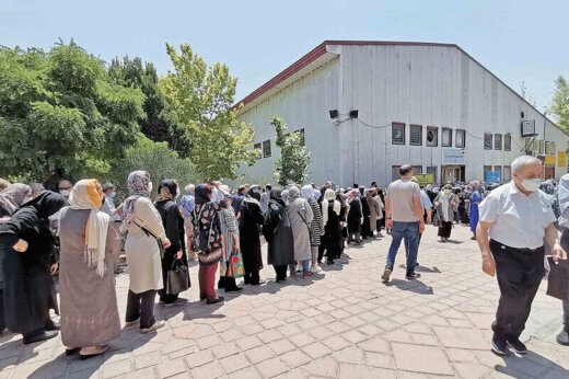 ببینید | جمله جنجالی مجری صداوسیما: اندازه تمام مردم دنیا در صف ایستادیم
