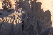 ببینید | عملیات نجات شهروند اصفهانی توسط یک روحانی در کوه صفه با عمامه