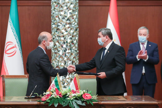 Signing pacts between Iran and Tajikistan