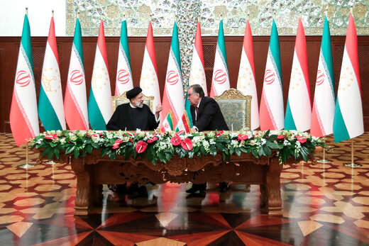 Signing pacts between Iran and Tajikistan