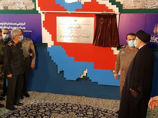 افتتاح نمایشگاه دائمی در لباس سربازی با حضور رئیسی
