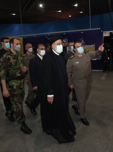 حضور آیت‌الله رئیسی در نمایشگاه ملی "در لباس سربازی"