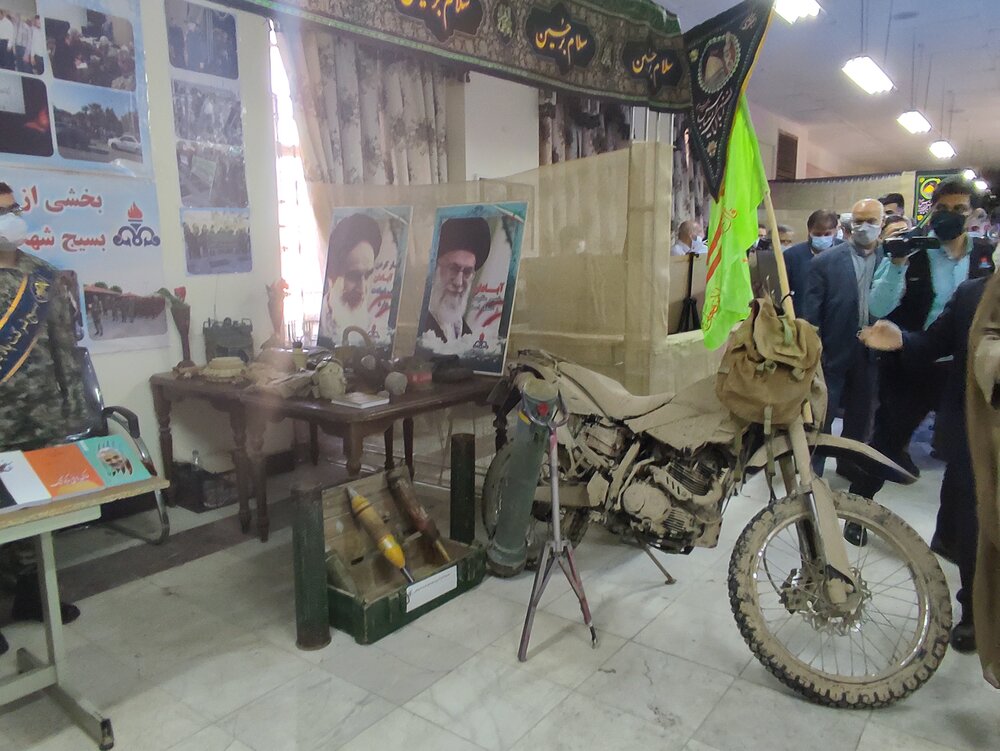نمایشگاه لباس سربازی در فرهنگسرای نفت آبادان