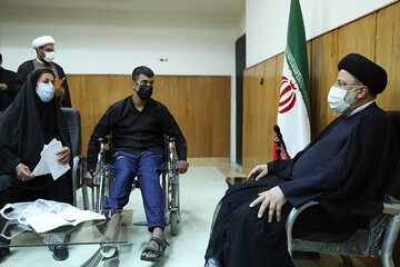 تصاویر | دیدار چهره‌به‌چهره رئیس جمهور با مردم و رسیدگی حضوری به مشکلات