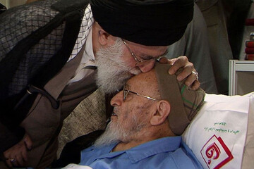 عکس | عیادت رهبر معظم انقلاب از علامه حسن زاده آملی در سال ۹۱