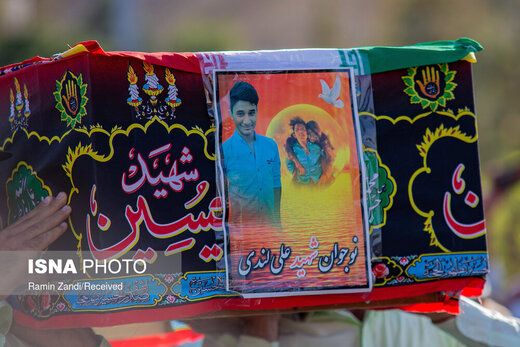 تصاویر | خاکسپاری پیکر "علی لندی" نوجوان فداکار ایذه‌ای