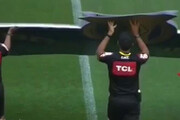 ببینید | لحظه سقوط تابلوی تبلیغاتی روی سر داوران مسابقه در لیگ برزیل!