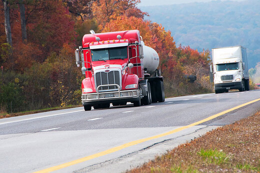ببینید | وقتی بی‌احتیاطی باعث می‌شود، کامیون از وسط نصف شود!