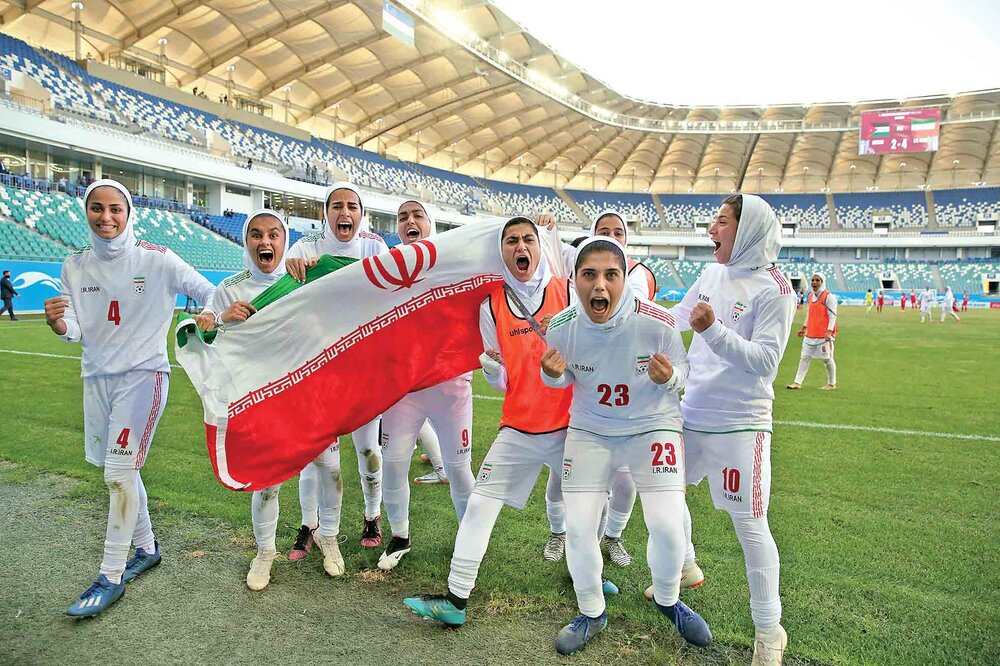 ببینید | سلام نظامی بانوان فوتبالیست ایران قبل از شروع دیدار مقابل اردن در مقدماتی جام ملتهای آسیا