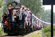 ببینید | قطاری پوشیده از مسافر در هند!
