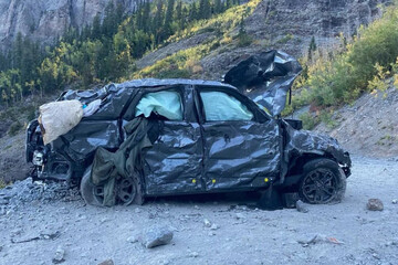 تصاویر | شرایط حیرت‌انگیز یک خودروی شاسی بلند بعد از سقوط به دره‌ای با عمق 122 متر