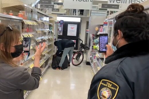 ببینید | دزدی عجیب از فروشگاهی در کالیفرنیا