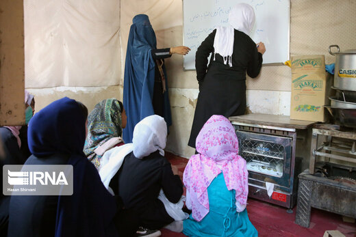 تحصیل دختران در کابل با وجود محدودیت ها
