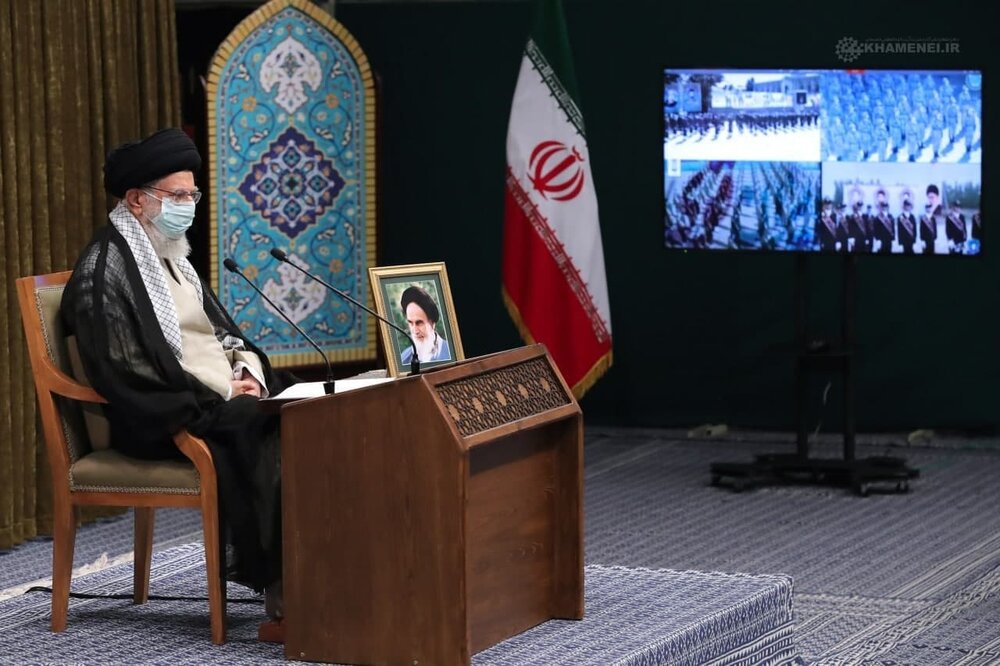 ارتباط تصویری دانشجویان و فرماندهان دانشگاه افسری با رهبر انقلاب/ عکس
