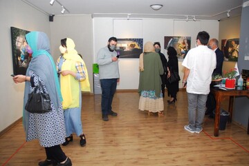 تصاویر | گزارش تصویری نمایشگاه نقاشی آثار «شیما شوقی‌بیگی» با عنوان «گاه خویش» / مراسم اختتامیه نمایشگاه ۱۴ مهرماه برگزار خواهد شد