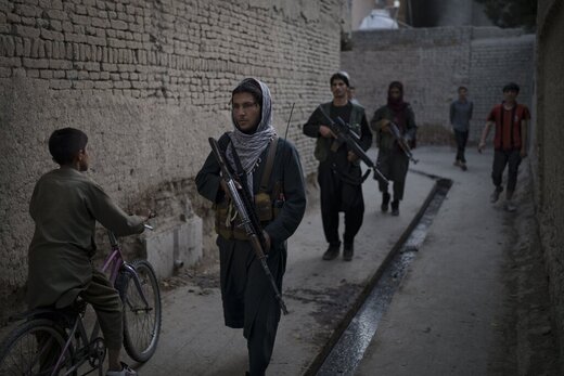 گشت زنی جنگجویان مسلح در کابل