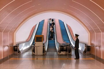 تا پیش از جنگ دو کره، پیونگ‌یانگ خاکستری‌رنگ بود. در دوران کیم جونگ-ایل رنگ‌های ملایم به در و دیوار شهر افزوده شد

