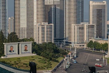 پیونگ‌یانگ با یک رود به دو بخشی شرقی و غربی تقسیم می‌شود و غرب پایتخت سرشار از ساختمان‌های نو و به‌روز است
