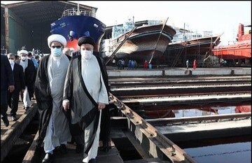 بازدید رییس جمهور از روند ساخت شناورهای نظامی و تجاری در بوشهر