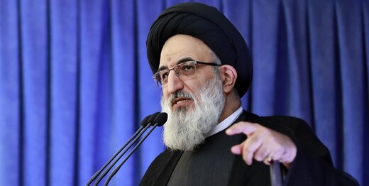 خطیب جمعه کرج: اگر آمریکا  و اروپا نفهمیده‌اند تحریم ، ملت ایران را قوی کرده، بسیار کودن و خنگ هستند