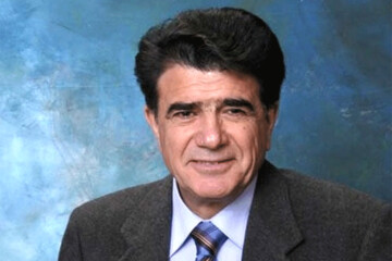 محمدرضا شجریان در کنار دیوار برلین پیش از فروپاشی + عکس