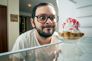 اینفوگرافیک | دلایل میل شدید به شیرینی‌جات