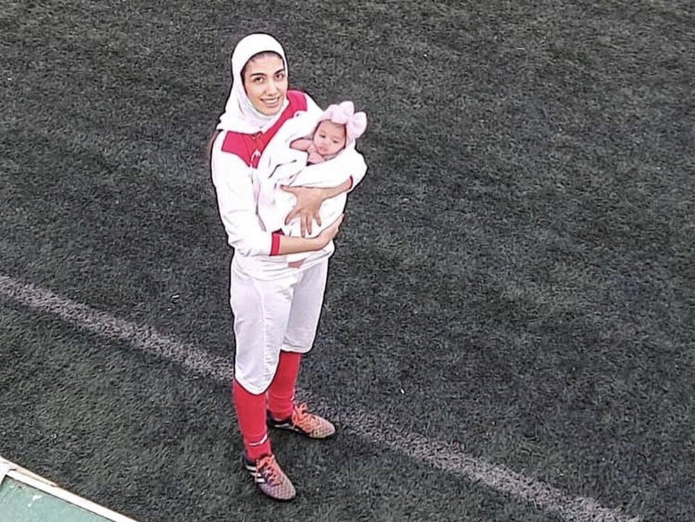 عکس | تصویری منقلب کننده از فوتبالیست زن به همراه دخترش در زمین فوتبال