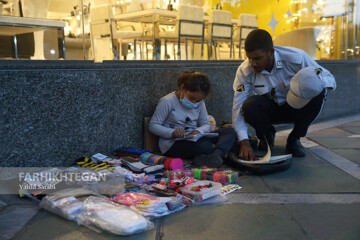 تصاویر | قاب‌هایی پر احساس از دیکته گفتن سرباز راهور به کودک کار