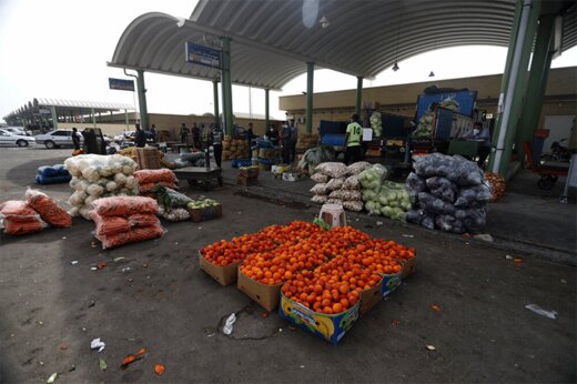 ببینید | چپ کردن نیسان آبی در میدان تره‌بار با ۴ تن سیب‌زمینی