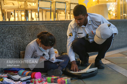 تصاویر | دیکته گفتن سرباز نیروی راهور به کودک کار