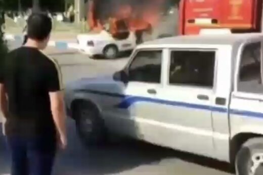 ببینید | ‌آتش گرفتن یک خودرو پراید در آبادان در روز روشن