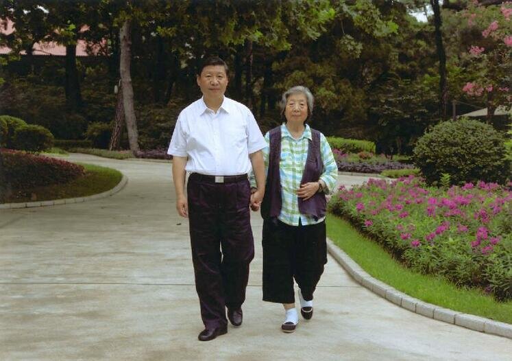 اهمیت احترام به سالمندان و فرمان بردن از بزرگترها در نزد رئیس جمهور چین/عکس
