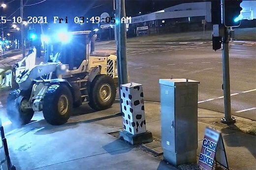 ببینید | دزدی از فروشگاه موتورسیکلت با لودر در استرالیا