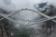 ببینید | افتتاح ترسناک‌ترین پل شیشه‌ای در چین با ارتفاع ۱۴۰ متر